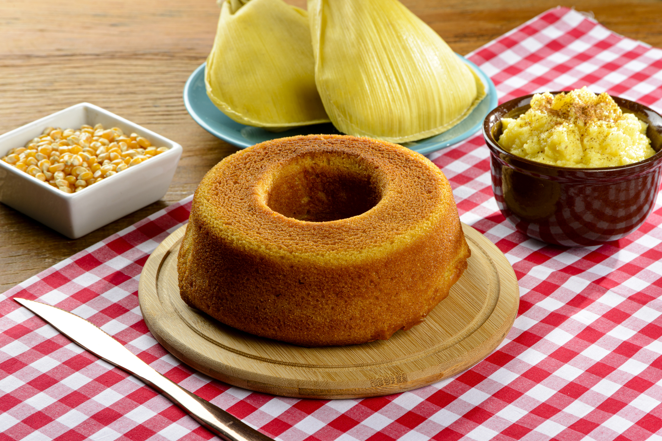 Café da manhã: aprenda como fazer bolo de milho sem leite em 1h