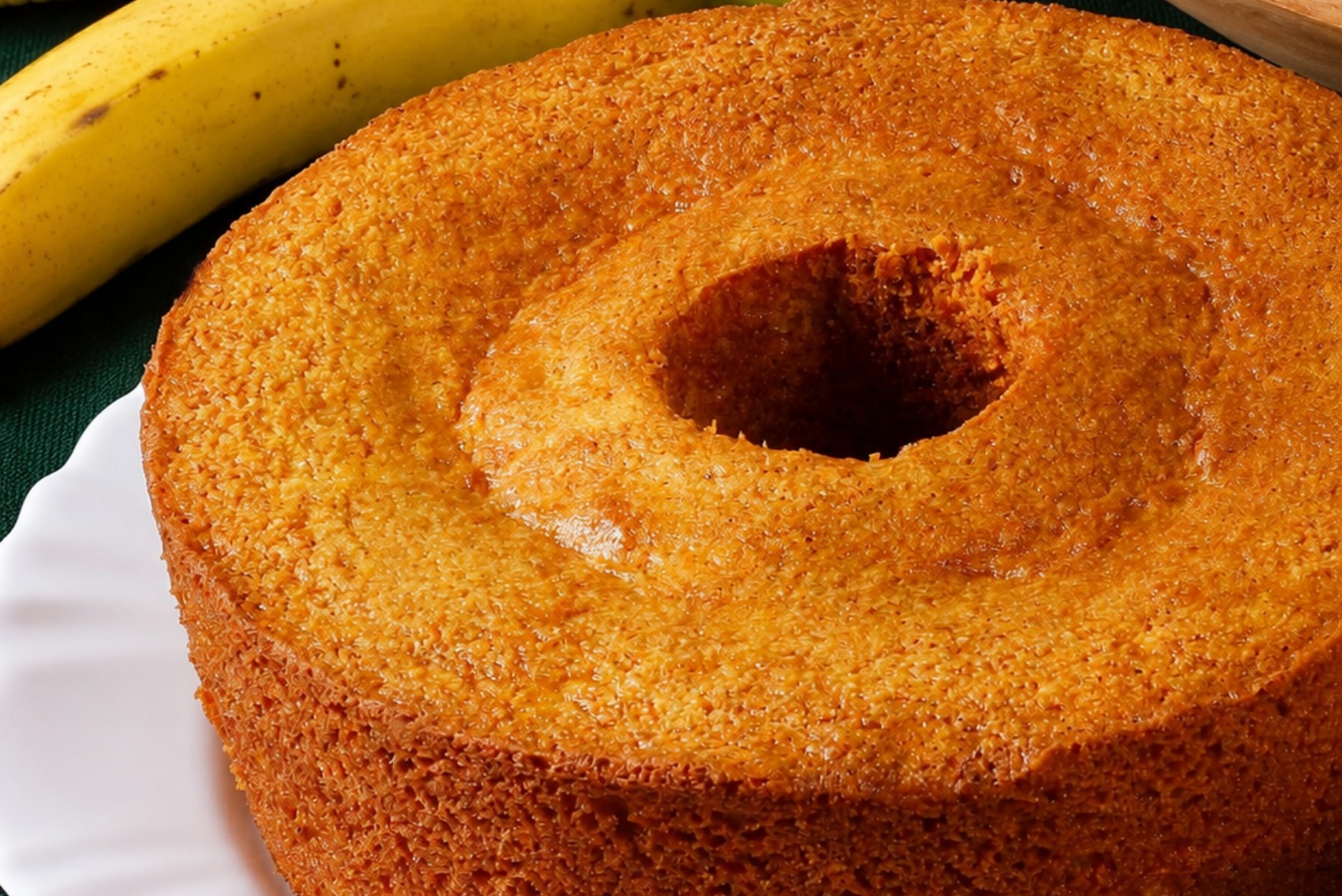 bolo de milho com banana sem açúcar: fatia com textura úmida sobre tábua de madeira